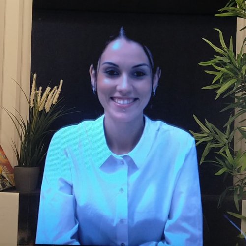 Qroom: Holographic service desk for public and private organisations and networks